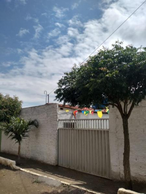 Casa com quartos privados e ambientes partilhados